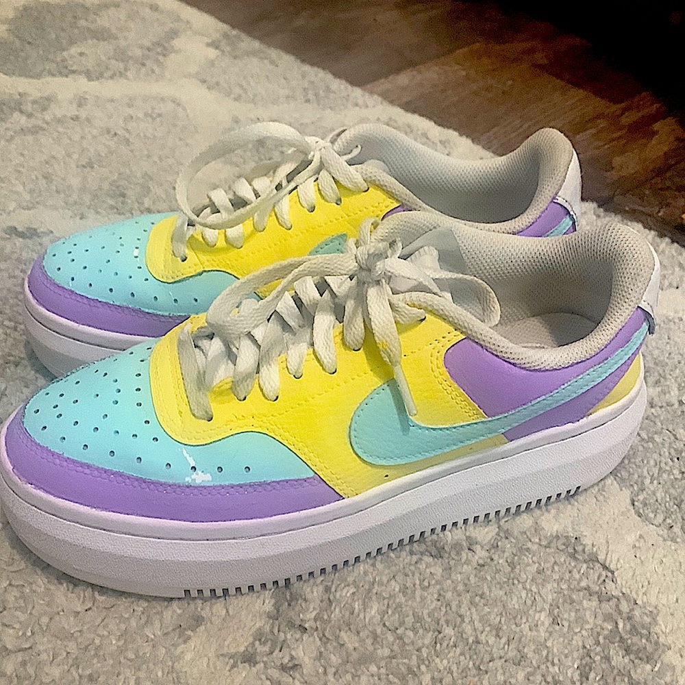 I love these shoes they were barley worn and they have beautiful colors